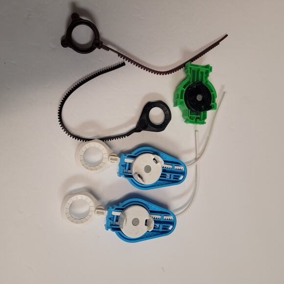 Beyblade Burst Lot Of 24 Takara Tomy Hasbro 2 Launcher Cords Plus 3 Launchers - Picture 9 of 11